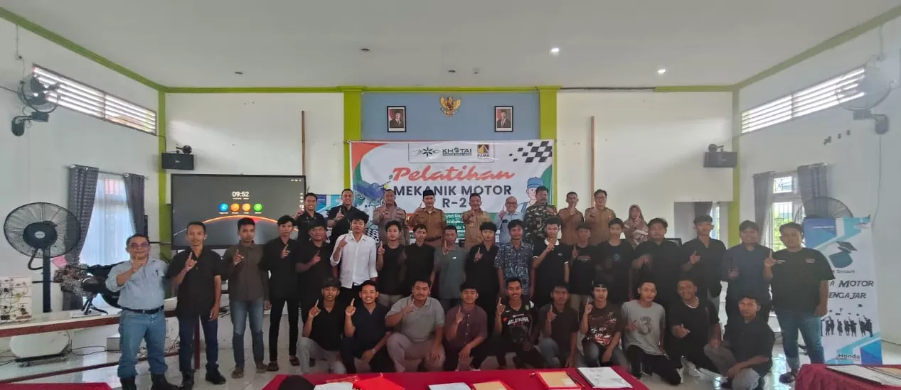 PELATIHAN : Manajemen PAMA BAYA, KMIA dan JMB bersama muspika Kecamatan tenggerong Seberang foto bersama usai membuka pelatihan mekanik roda dua.