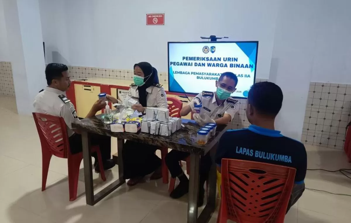 Pegawai dan warga binaan Lapas Kelas II Bulukumba di tes urine.