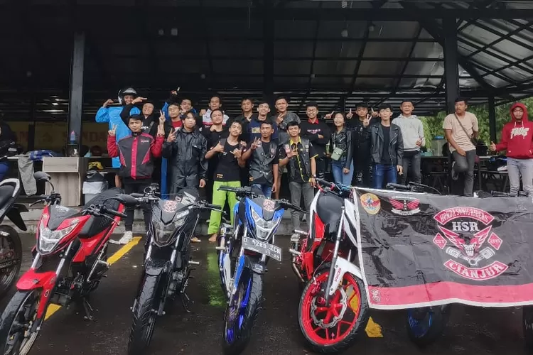 Pengguns Honda Sonic Riders Independent Team (SRIT) Bekasi Raya menggelar touring ke luar kota menuju daerah Cianjur.