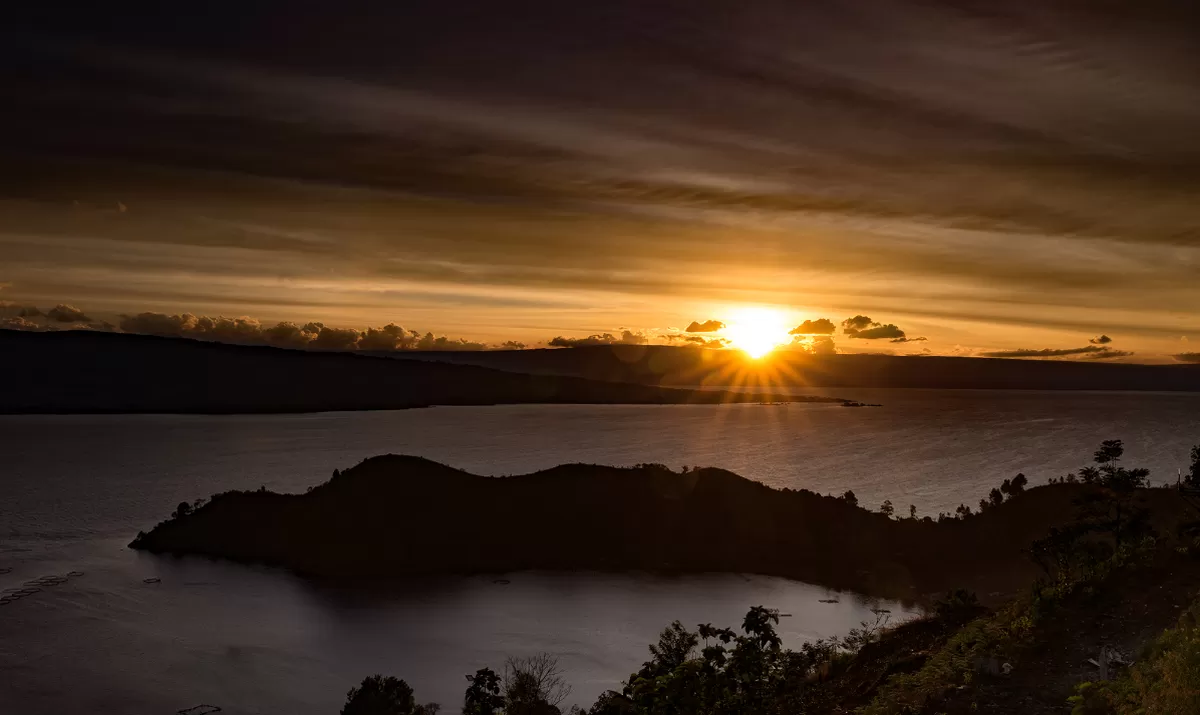 Menyusuri Keindahan Tanjung Unta di Danau Toba, Tempat Terbaik Menikmati Sunset dan Udara Sejuk Pegunungan. (backpacker.com)
