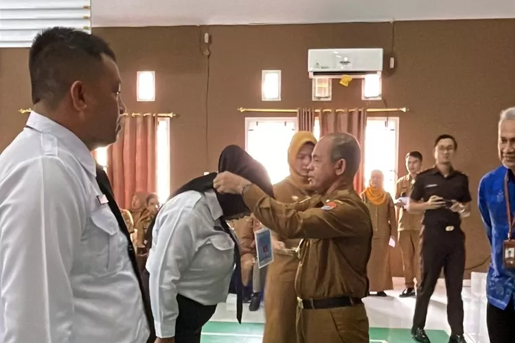 Pemasangan ID Card Peserta Orientasi PPPK oleh Sekretaris Daerah, Drs. Ruslan, M.Si. (Foto ( Metro Sulteng)