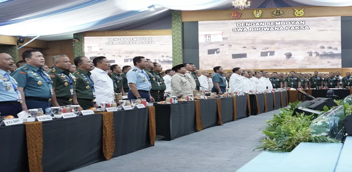Presiden Republik Indonesia Prabowo Subianto memberikan taklimat kepada total 1.500 peserta dari seluruh matra TNI, yakni TNI Angkatan Darat, TNI Angkatan Laut, dan TNI Angkatan Udara di Universitas Pertahanan (Unhan), Bogor, Jawa Barat, Kamis (30/4/2026). (Kalimantansatu.com/Dok. Bakom RI)
