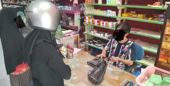 SEMPAT VIRAL: Suasana di sebuah took di Jalan Jembatan Kuning Kecamatan MB Ketapang Sampit,  setelah ada tertangkap basah seorang wanita yang mengutil, Sabtu (21/9). (FAHRY/RADAR SAMPIT) 