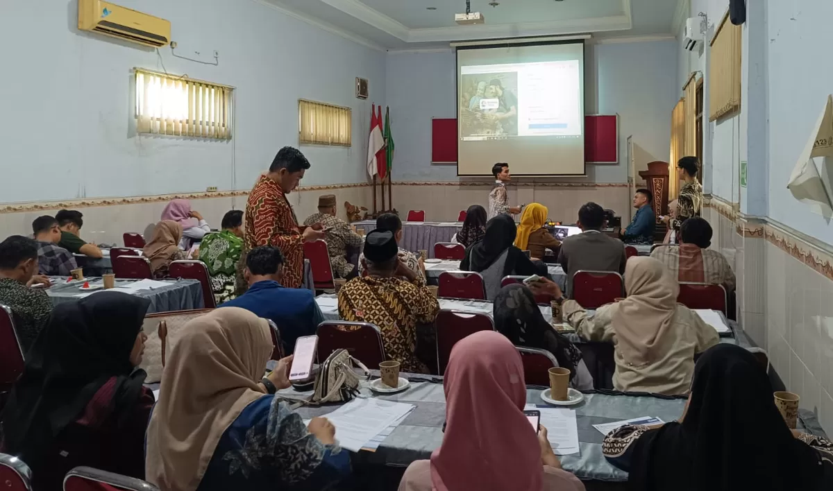 Petugas dari BRI RO Surabaya menjelaskan penggunaan aplikasi digital BumDesa kepada puluhan pengurus BumDesa di Kabupaten Jombang, Jatim. (SketsaNusantara.id/As'ad Choirudin)