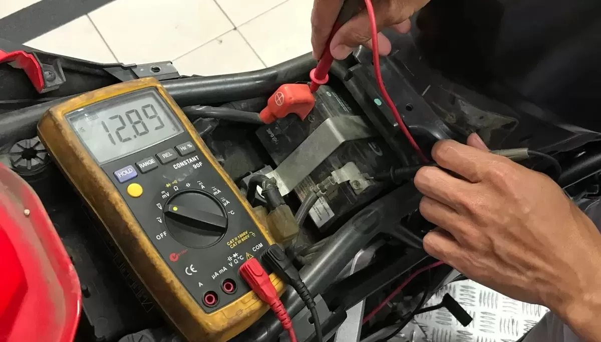 Ilustrasi. Cek aki motor secara berkala agar tidak drop./net