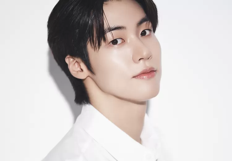 Lee Seung Hyub, leader band N.Flying, siap mencuri perhatian sebagai 'legenda band kampus' dalam drama terbaru SBS, Spring of Four Seasons.