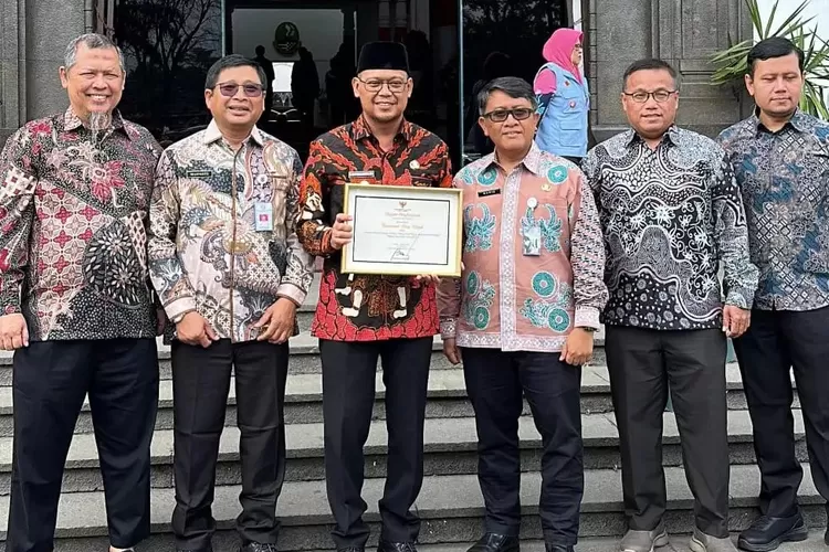 Wakil Walikota Depok, Imam Budi Hartono (tengah) saat berhasil menerima penghargaan sebagai pemerintah daerah dengan sertifikasi bidang tanah milik daerah terbanyak di wilayah Jawa Barat (Jabar) tahun 2023. (PEMKOT DEPOK )