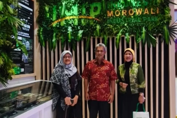  Ir. Sigit Reliantoro, M.Sc., Deputi Bidang Tata Lingkungan Hidup dan Sumber Daya Alam Berkelanjutan BPLH, kunjungi booth IMIP. (IMIP)