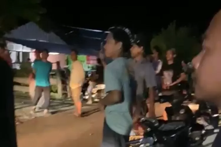 Warga menyaksikan penangkapan sejumlah pelaku narkoba di Kecamatan Sidoan. Foto: Istimewa ( )