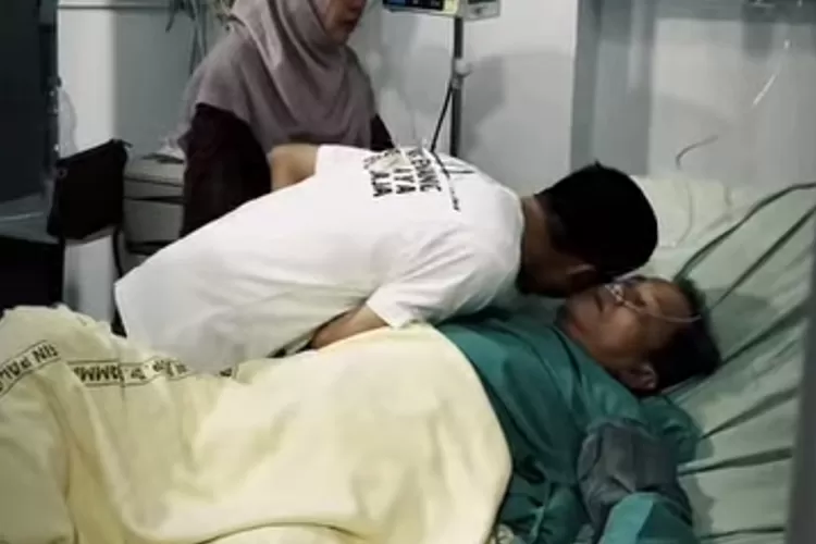 Calon Walikota Palembang Ratu Dewa Saat menjenguk Ustadz Solihin Hasibuan di rumah sakit.