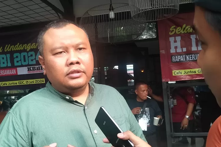 Founder Lembaga Survei KedaiKOPI, Hendri Satrio selepas memberikan materi di acara Raker I Keluarga Besar Bang Imam (KBBI), di Cafe D&rsquo;Juntos, GDC, Kota Depok, Jumat (21/6). (FAHMI/RADAR DEPOK)