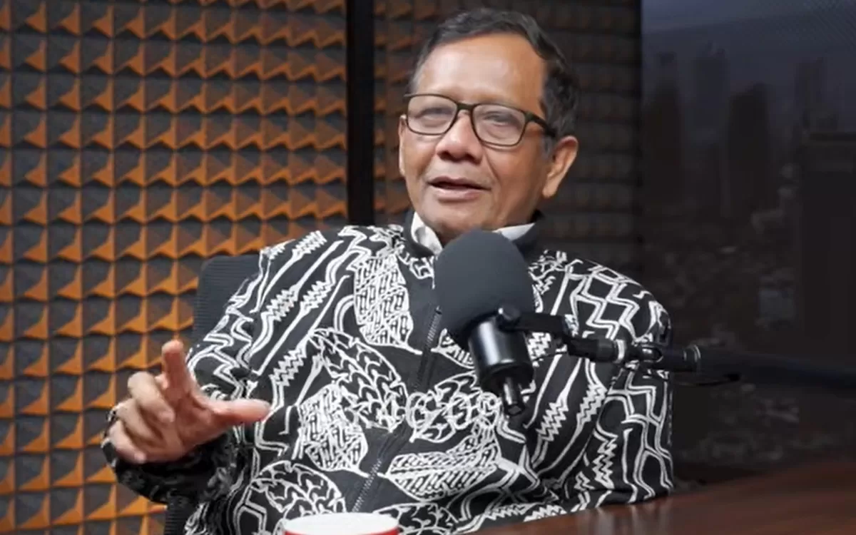 Potret Mahfud MD soroti vonis kasus Chomebook yang menjerat Nadiem Makarim dinilai janggal dan berharap Presiden tak ikut campur ke ranah hukum (YouTube Helmy Yahya Bicara)