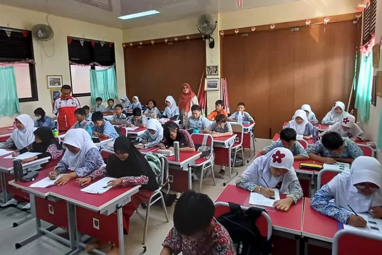 ILUSTRASI : Para siswa yang sedang mengikuti kegiatan belajar mengajar di salah satu sekolah di Kota Depok. (ANDIKA EKA/RADAR DEPOK)