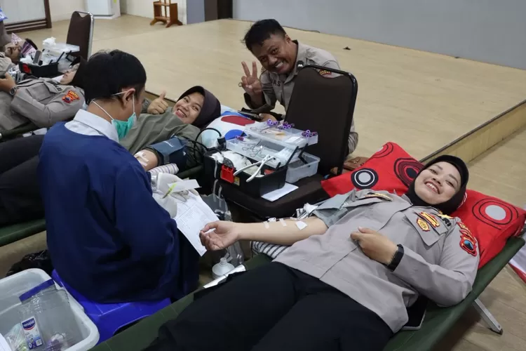 Kegiatan donor darah PMI Kabupaten Kendal untuk menambah stok darah.  (dokumen)