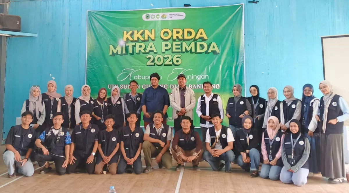 Foto : Profesor Deden Lesmana bersama Dr. H. Rohmanur Aziz, S.Sos.I., M.Ag., (Ronaz) selaku Dosen Pembimbing Lapangan sekaligus Ketua Program Studi Pengembangan Masyarakat Islam UIN Sunan Gunung Djati Bandung, melaksanakan kegiatan monitoring dan pembekalan kepada masyarakat Desa Sagarahiang.