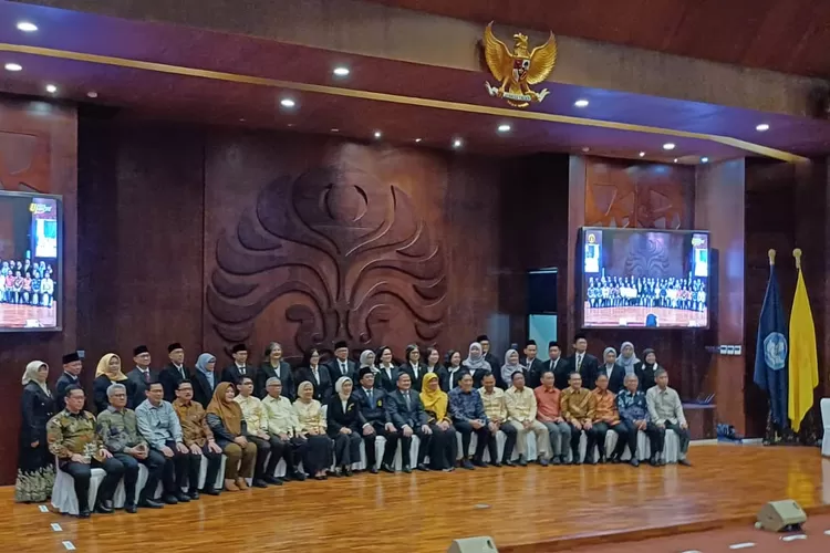 Foto bersama usai pelantikan dekan baru Periode 2025-2029,&nbsp; di Balai Sidang UI, Kampus Depok, Senin (8/12). (ANDIKA EKA/RADAR DEPOK)