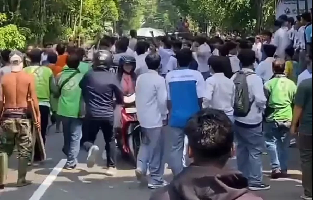 tawuran puluhan pelajar siang tadi 