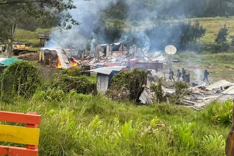 Ilustrasi. Mes karyawan PT MTT dan rumah warga di Distrik Ilaga, Kabupaten Puncak, Papua, yang dibakar KKB Papua.