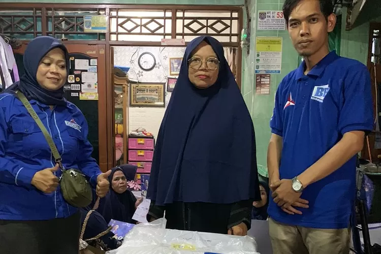 Perwakilan tim pemenangan Budi Purnomo melakukan serah terima pemberian sound system kepada Majelis Taklim Malam Jumat di wilayah RT7/6 Kelurahan/Kecamatan Pancoranmas, Kota Depok. (Andika Eka/Radar Depok)