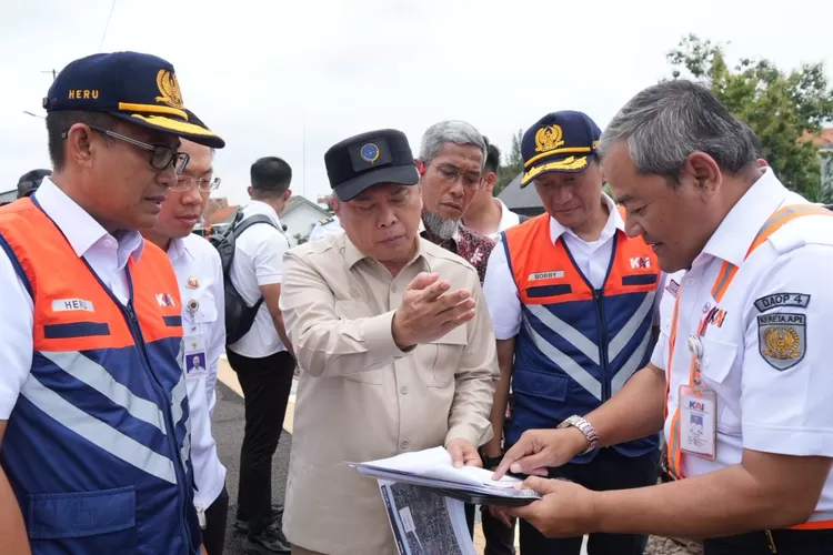 Menteri Perhubungan Dudy Purwagandhi lihat kondisi titik rawan genangan di wilayah Gundih Grobogan, Minggu (14/12) Teropongjateng.com/dok (Elisabeth Idowati )