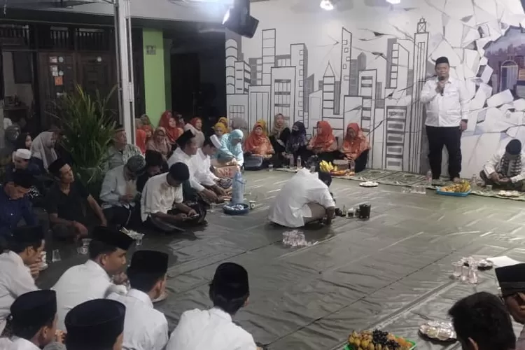 Ketua Forum Pemuda Limo, Lukman Hakim sedang membeberkan program yang akan dilakukan dalam waktu dekat saat Maulid Nabi Muhammad SAW. (RADAR DEPOK)
