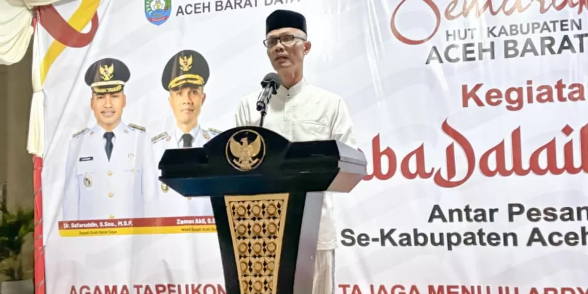 Foto : Foto: Wakil Bupati Abdya Zaman Akli membuka lomba Dalail Khairat dalam rangka memeriahkan Hari Ulang Tahun (HUT) Ke-24 Kabupaten Aceh Barat Daya (Abdya), yang digelar di halaman Masjid Agung Baitul Ghafur, Blangpidie, Selasa (14/4/2026) malam