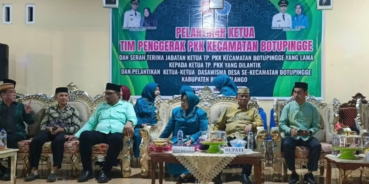 Ismet Mile pimpin pelantikan TP PKK Botupingge dan Dasawisma. (Foto: Frokopim).