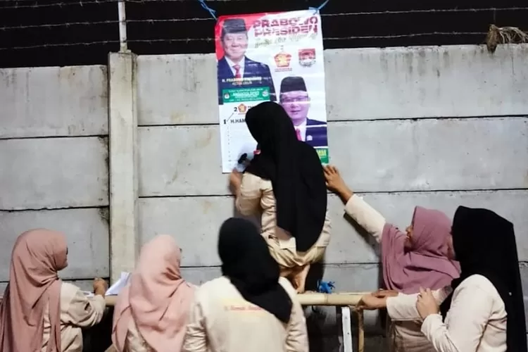Emak emak pendukung loyal Hamzah, Caleg Partai Gerindra nomor urut 1 untuk DPRD Kota Depok dari Dapil Cilodong &ndash; Tapos, saat memasang APK (Radar Depok)