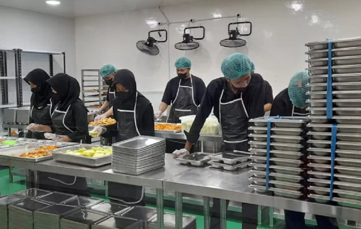 Petugas SPPG saat menyiapkan MBG yang akan didistribusikan ke sekolah./net
