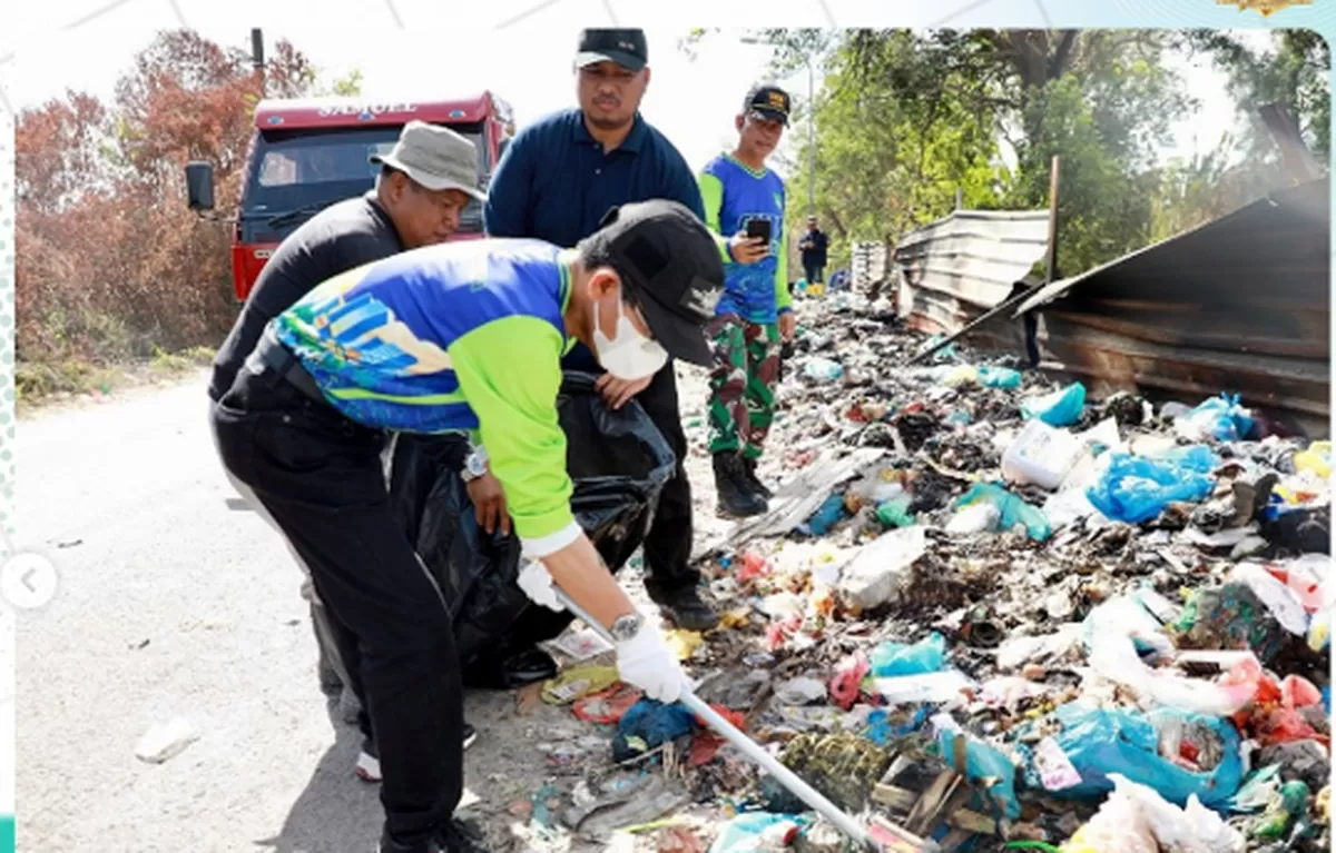 Walikota Batam Amsakar Achmad turun langsung ikut bersih-bersih di kawasan Simpang K-Square, Batamcentre, dalam kegiatan Gema Batam ASRI. (Foto: Diskominfo Batam)