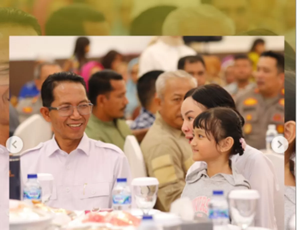 Walikota Batam Amsakar Achmad bersama Wakil Wali Kota Batam, Li Claudia Chandra saat silaturahmi bersama tokoh masyarakat dan pengurus RT/RW dari lima kecamatan di Batam. (Foto:Diskominfo Batam) 