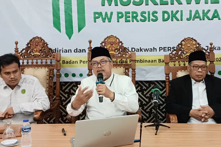 Ketua Umum PP PERSIS Dr. KH. Jeje Zaenudin (tengah), menutup secara resmi Muskerwil II PW) PERSIS DKI Jakarta