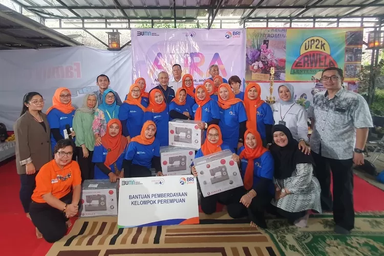 Mewakili Pemimpin Cabang BRI Kantor Cabang Lebak Bulus, Edy Siswanto, Manager Bisnis Mikro (MBM) BRI Kanca Lebak Bulus Heru Santika bersama UP2K Erwela usai penyerahan alat penujang produksi di RT. 13 RW. 08 Kelurahan Lenteng Agung, Kecamatan Jagakarsa, Jakarta Selatan, Rabu, 15 November 2023.