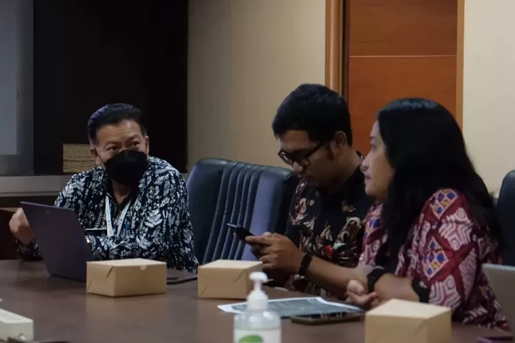 Kepala Diskominfo Kota Depok, Manto menerima kunjungan kerja dari BPSDMP Kominfo di ruang rapat Diskominfo Kota Depok, beberapa waktu lalu. (PEMKOT DEPOK)