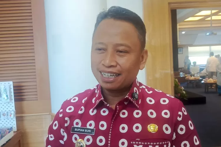 Walikota Depok, Supian Suri, usai menghadiri Rapat Kerja Dekranasda Kota Depok Tahun Anggaran 2025, berlangsung di Aula Bank BJB Jalan Margonda Depok, Jumat (4/7). (ALDY RAMA/RADAR DEPOK)