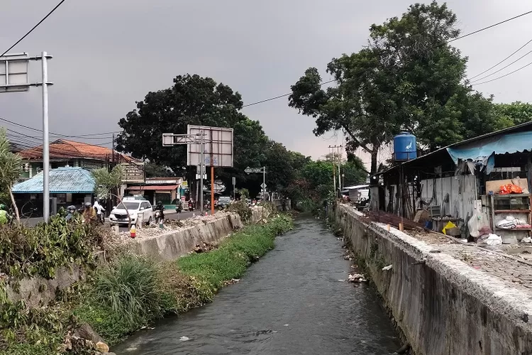 Proses pembongkaran bangunan dalam pembangunan lanjutan SeCAWAN Depok di Kelurahan Depok Jaya, Kecamatan Pancoranmas. (ANDIKA EKA/RADAR DEPOK)