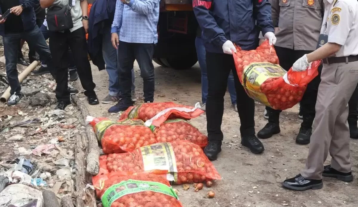 Petugas gabungan dari Bareskrim Polri bersama sejumlah instansi terkait memusnahkan bawang impor ilegal asal Malaysia. 