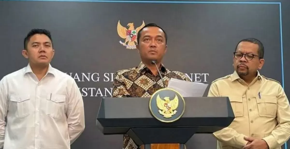 Mensesneg Prasetyo Hadi (tengah), Seskab Teddy Indra Wijaya (kiri) dan Kepala Bakom Muhammad Qodari dalam konferensi pers terkait pencopotan Kepala BGN Dadan Hindayana di Jakarta. (Foto:Antara)