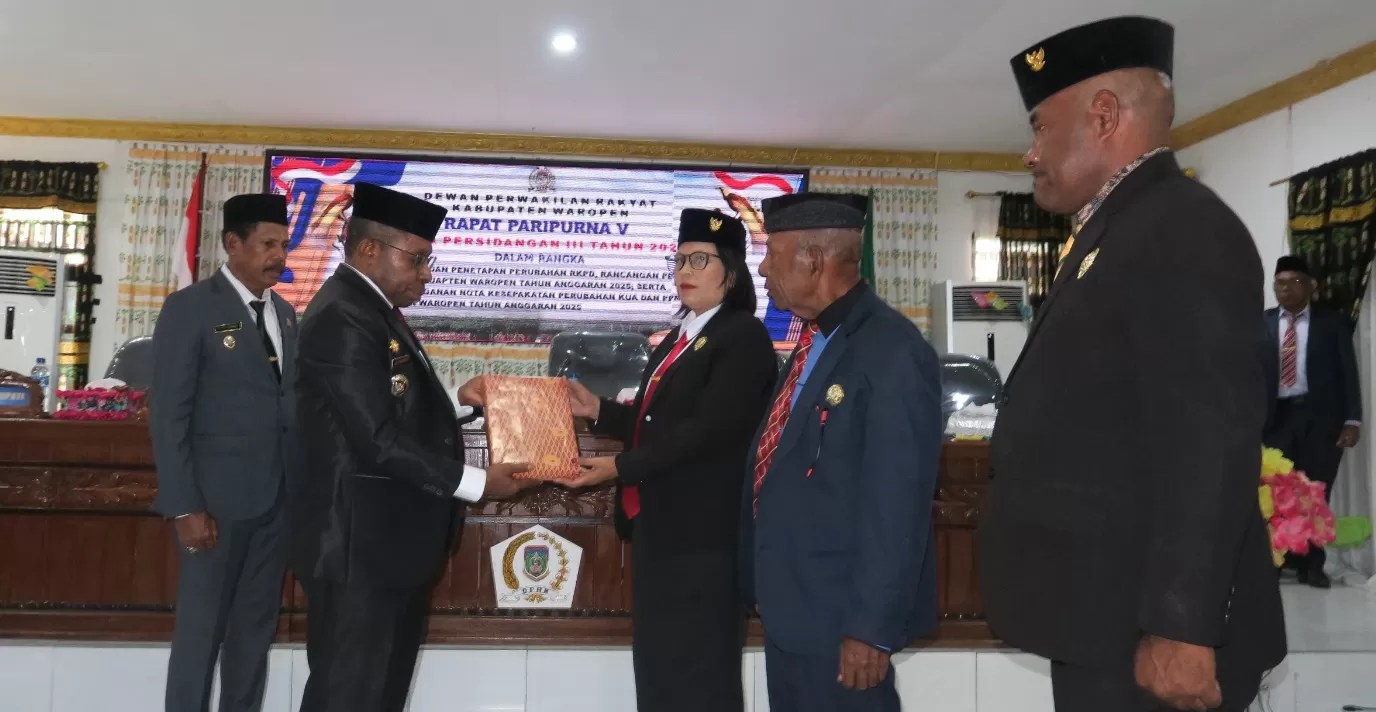 Penyerahan Dokumen KUA PPAS di Ruang Sidang DPRK Waropen, Kamis, 18 September 2025. (CENDERAWASIH POS/ISMAIL)