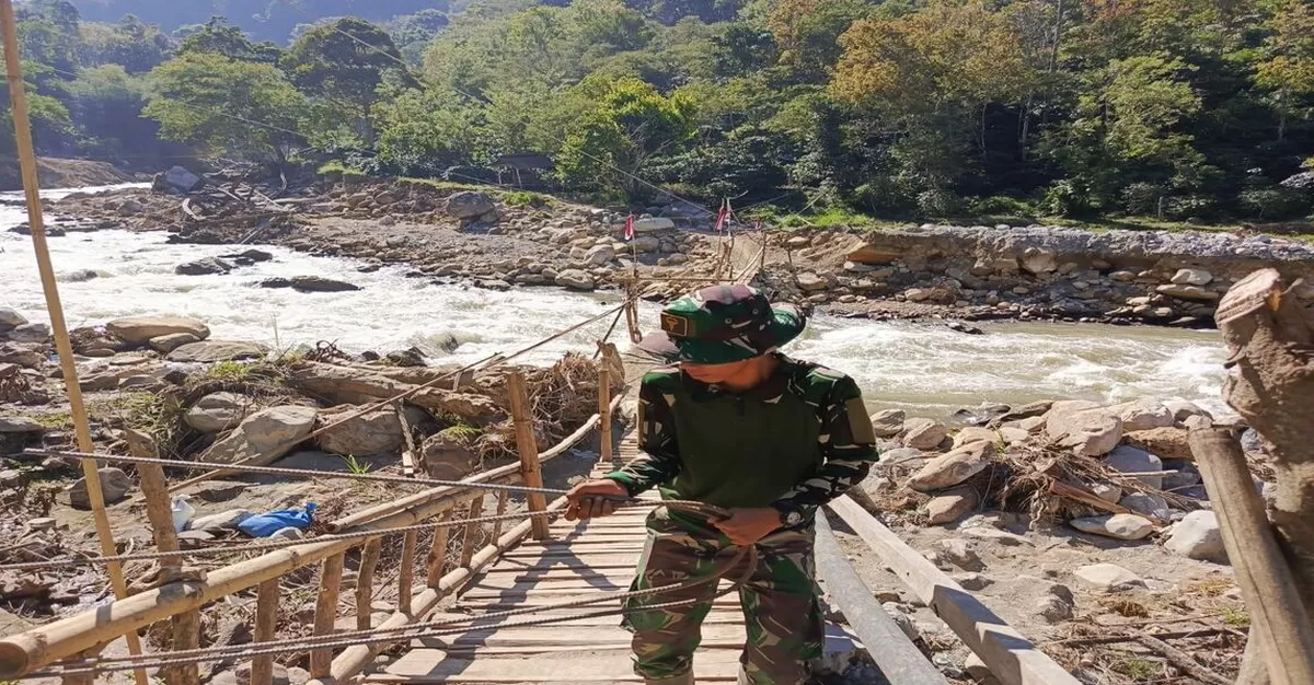 Sebanyak 15 jembatan perintis dibangun oleh TNI pascabencana di Aceh. Langkah tersebut dilakukan untuk membuka kembali akses desa-desa yang terisolasi akibat rusaknya infrastruktur setelah bencana banjir bandang pada akhir November 2025 lalu. (Kalimantansatu.com/Dok. Tim Media Presiden Prabowo Subianto)