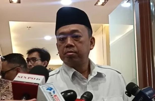 Menteri ATR/BPN Nusron Wahid memberikan keterangan kepada awak media sebelum mengikuti rapat pleno RUU Pengaturan Reforma Agraria di DPR. (inspiratifonline.com/dok. Istimewa)