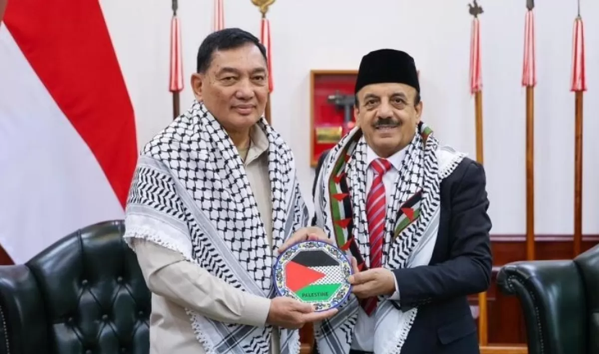 Menteri Pertahanan RI, Sjafrie Sjamsoeddin, menerima cindra mata dari Duta Besar Palestina untuk Indonesia, Abdalfatah A.K. Alsattari.(Foto:kemhan.go.id)