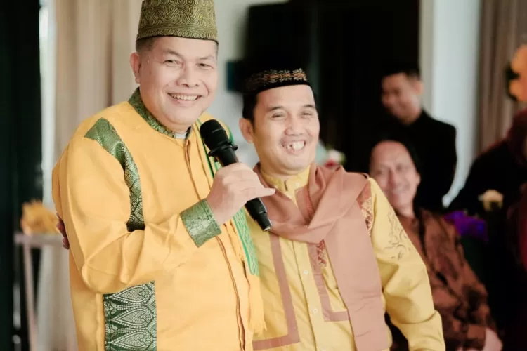 Dr. Drs. H. Khamim Zarkasih Putro, M. Si. bersama Ustadz Muhammad Nur Maulana (Dok. Pribadi)
