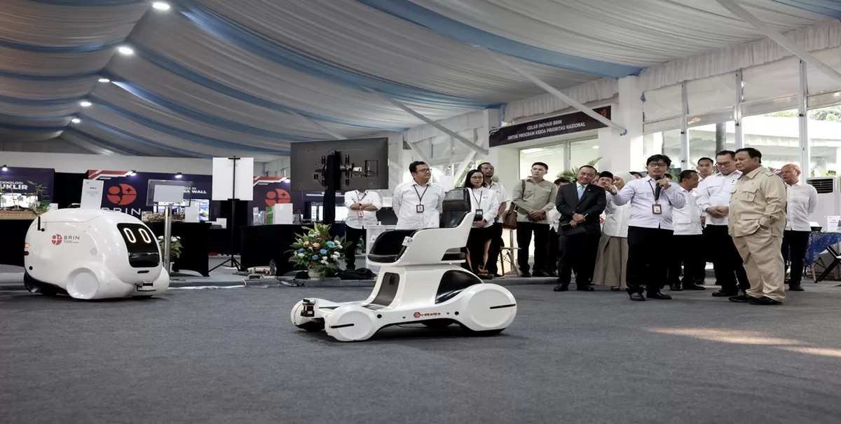 Presiden RI Prabowo Subianto melihat robot saat pertemuan dengan jajaran Badan Riset dan Inovasi Nasional (BRIN) di Halaman Tengah Istana Negara, Jakarta, Rabu (6/8/2026) sore. (Kalimantansatu.com/Dok. Bakom RI)