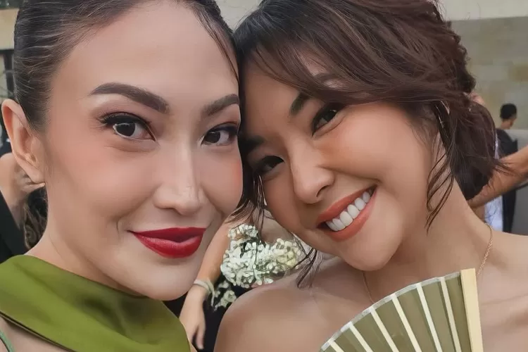 Ayu Dewi dan Gisella Anastasia hadiri pernikahan Luna Maya dan Maxime Bouttier (Foto: Gorajuara/ Instagram/ @mrsayudewi)