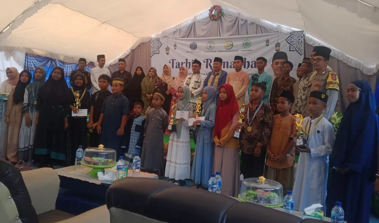 Wakil bupati Buton saat menghadiri penutupan Tarhib Ramadan TPQ Harapan Bunda