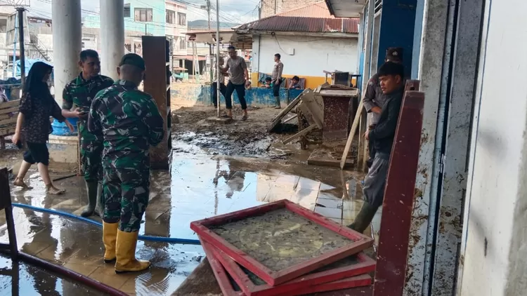 TNI Angkatan Darat terus menunjukkan komitmennya hadir untuk rakyat melalui aksi cepat pemulihan fasilitas pendidikan terdampak banjir dan tanah longsor di Kelurahan Pasar Sipirok, Kecamatan Sipirok, Kabupaten Tapanuli Selatan, Kamis (12/2/2026).