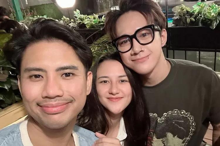 Ricky Cuaca (paling kiri) reuni dengan Dahlia Poland yang pernah jadi rekan kerjanya di sinetron Ganteng Ganteng Serigala (Foto: Gorajuara/ Instagram/ @rickycuaca)