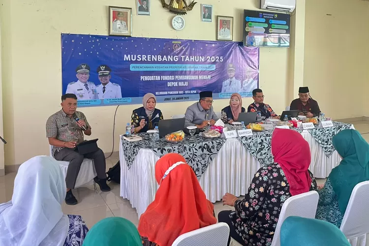 MUSYAWARAH : Camat Pancoranmas, Zikri Dwi Darmawan (kanan) dan Lurah Pancoranmas Moh. Soleh (tengah) di Kegiatan Musrenbang Pancoranmas, Jum&rsquo;at (24/1). (RISKY/RADAR DEPOK )