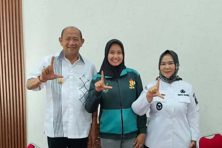 Pertemuan ini menjadi momen silaturahmi yang penuh kebanggaan, sekaligus ruang bagi Nadilla untuk menyampaikan prestasi yang telah mengharumkan nama Langkat